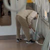 電車の端に液体を撒き火を付けた犯人。