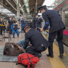 警察官が犯人と対峙している間に負傷者を駅構内へ誘導し、救護活動を行う。