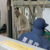 犯人は電車内で暴れているため、まずは駅構内へ誘導するため、出入り口に向かって追い詰めていく。