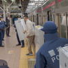 駅構内には犯人を確保すべく警察官が待機。