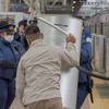 警察官は防護シールドで対応。