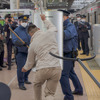 ナイフで襲いかかってきたところを防護シールドでガード。