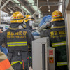 外にいる消防隊員が担架を受け取る形で搬出。