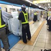 バリアフリー化は鉄軌道事業者にとって収益には直結しにくい事業だけに、国や自治体からの支援が欠かせないが、財源にも限りがあるとして利用者全員に等しく負担を求める方向性へ傾きつつある。写真は東京地下鉄（東京メトロ）のホームドア整備の様子。