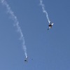 レッドブル「プレーン・スワップ」：スカイダイバー2人が空中に飛び出した直後（4月25日）。