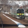 小樽市内の蘭島駅で上り（倶知安方面）列車を退避する下り（小樽方面）列車。2022年4月2日。