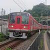 赤い1000形2本を併結した列車。前4両はすでに廃車された1059編成。同車が車両基地で2本揃って披露されるのは最初で最後となる。