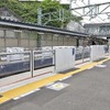 2030年代中頃までには全駅でホームドアやホーム固定柵の整備が進められる予定。写真は本線追浜（おっぱま）駅のホームドア。