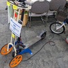 電動キックボード用の移動型ワイヤレス給電スタンド