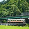 広島県内の芸備線を走る列車。JR西日本の発表によると同線の東城～備後落合間は2018～2020年度の営業係数（100円を稼ぐために要する費用）が2万6906、2020年度の輸送密度が9人/日と、JR西日本の輸送密度2000人/日未満の線区では最悪の数字を示している。