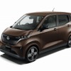 日産サクラ（アッシュレッド）