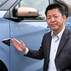 三菱自動車 商品企画本部チーフ・プロダクト・スペシャリストの藤井康輔氏とeKクロスEVの「EVエンブレム」