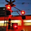 輸送密度が極度に高い首都圏の鉄道では、通勤通学時間帯に発生する「開かずの踏切」が悩みの種だ。