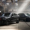 X6 エディションブラックバーミリオン（左）とBMW X5 エディションブラックバーミリオン（右）