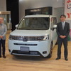 ホンダ・ステップワゴン新型と日本本部長の安部典明執行役常務（右）、左は開発責任者の蟻坂篤史氏