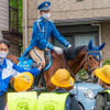 小学生の登校を見守る学童交通整理