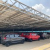マネサール工場のモータープールの頭上に設置したソーラーパネル
