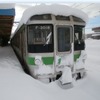 大雪禍に悩まされた2021年度の4Q。写真は雪に埋まった721系電車。2022年2月6日、函館本線厚別駅。