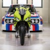 BMW M 1000 RR 50 Years M（前）、BMW 3.0 CSL レースカー（後）