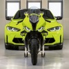 BMW M 1000 RR 50 Years M（前）、BMW M4（後）