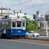 原爆ドーム付近を走る653号。今回の運行では主要スポットにおける戦時中～戦後復興期の歴史が写真や映像、アナウンスで紹介される。