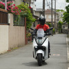 ヤマハのEVスクーター『E01』で市街地を走り、その実用性を確認