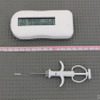 マイクロチップ（左下）と注射器、読み取りリーダー
