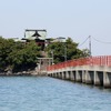 瀬戸内海の津島にある津嶋神社。例大祭時は普段はない橋の床板が取り付けられ、駅から海を渡って本殿へ行くことができる。橋の長さは250m程度。