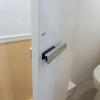 扉のロック部分にセンサーが内蔵され、使用状況もクラウドで管理されるため、トイレの空き室状況を表示する電光掲示板などを設置できる。