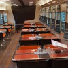リニア・鉄道館に保存されている0系36形食堂車の車内。登場当時は通路側に窓がなかったが、富士山を見ながら食事をしたいという要望に応え、後に設けられた。