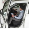 東急バスの路線バス運転手が運転技能向上を支援する様子