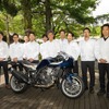 ホンダ ホーク11と開発メンバー