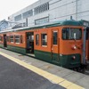 2017年に地域色から湘南色に塗り替えられた岡山電車区の115系300番台D26＋D27の6両編成。車内シート配列は国鉄時代のままとなっている。