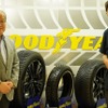 日本グッドイヤーの金原社長（左）と石田 商品企画部 部長（右）
