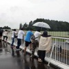 模擬レースでは参加車両に声援を上げる人も大勢いた