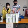 ドレスアップコンテストの投票を呼びかける担当者