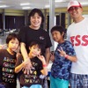神奈川県から来た鈴木樹(いつき)さんご家族。自ら「平手晃平と車で遊ぼう！」の会員で、男の子3人は台のGT-R好き。スーパーGTの観戦にも出掛けているという