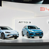 BYDは、2023年 1月 に発売予定の「 ATTO 3」(中央)を皮切りに、 2023年 中頃 に 「 DOLPHIN」(右) 、 2023年 下 半 期に「 SEAL」(左) の 発売 を 予定する