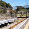 青梅駅の山側にはグリーン車導入へ向けて新ホーム（写真左）の工事が進められている。