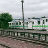 富良野市内の布部駅で発車を待つ根室本線の上り普通列車。2012年7月26日。