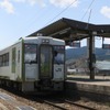 鹿角花輪駅に停車している花輪線のキハ110系普通列車。荒屋新町～鹿角花輪間は岩手県と秋田県の県境を越えることもあり、JR東日本では2019年度で最も輸送密度が低かった。