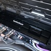 収納スペースの大半の面積を使用するのがロックフォードのパワーアンプ・T1000-4。収納スペースにフィットした形状がスマート。
