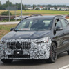 メルセデスAMG GLA35 改良新型プロトタイプ（スクープ写真）