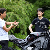 ヤマハ XSR900について語る伊丹孝裕氏（右）と鈴木大五郎氏（左）