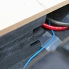 ラゲッジのフロア下を見るとエンクロージャーが見える。板材を何層にも積層して作ったエンクロージャー構造が見える。