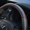 特別仕様車専用アッシュ（オープンフィニッシュ／ベンガラ）＋“F SPORT Performance”、“F SPORT”専用ディンプル本革ステアリング（パドルシフト付）