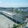 建設が進む延伸区間の終点・箕面萱野駅。11月にはホーム全体を覆う特徴的な上屋設置工事が箕面市により着手される。