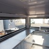 四方向の窓が開く大型キッチントレーラーT005の室内