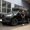 デモカーの125ハイラックス。後期専用　フロントバンパー 108,900円（税込）／車検対応サイドステップ立体タイプ 143,990円（税込）が装着されている