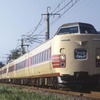 岡山で山陽新幹線と接続する381系『やくも』（写真は国鉄色のリバイバル車）。2023年4月1日乗車分から新幹線からの乗継割引が廃止される。